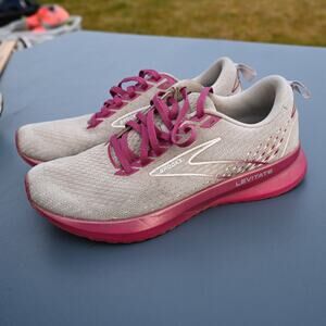 Brooks Levitate Running Shoes – Pink/Grey (Women’s 8)